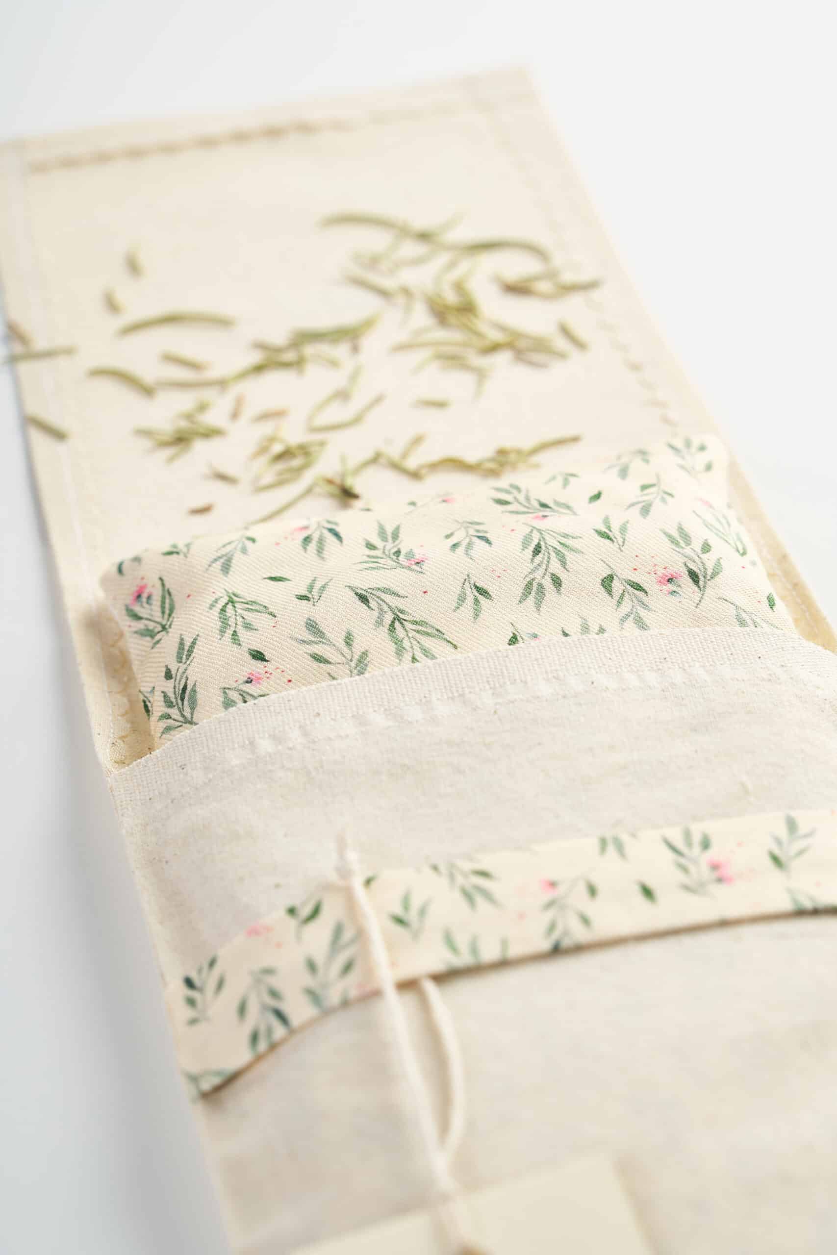 saco térmico con semillas de romero artesanal