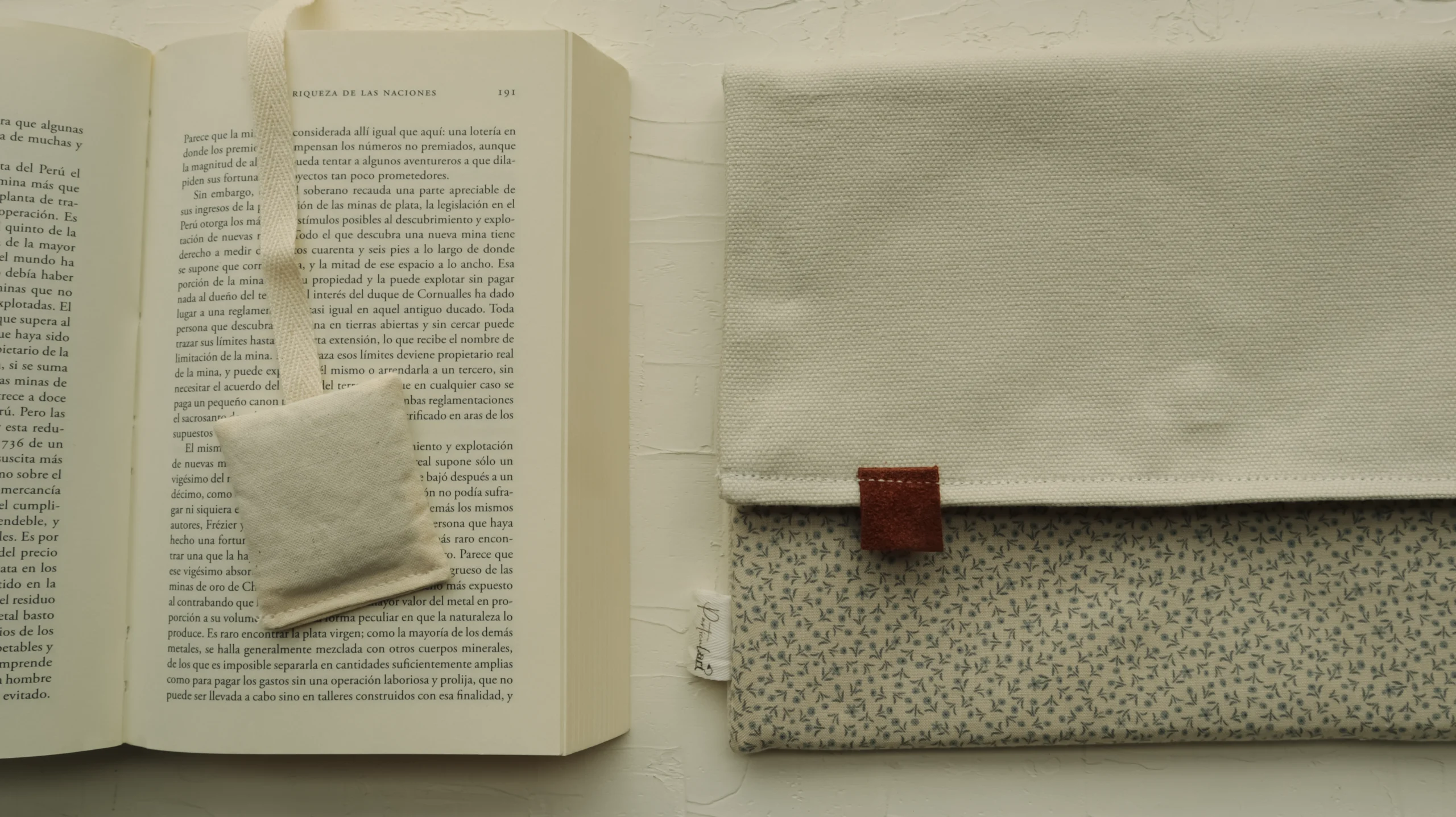 Bolso de tela para libros Azul Nomeolvides de Particulart en uso versátil