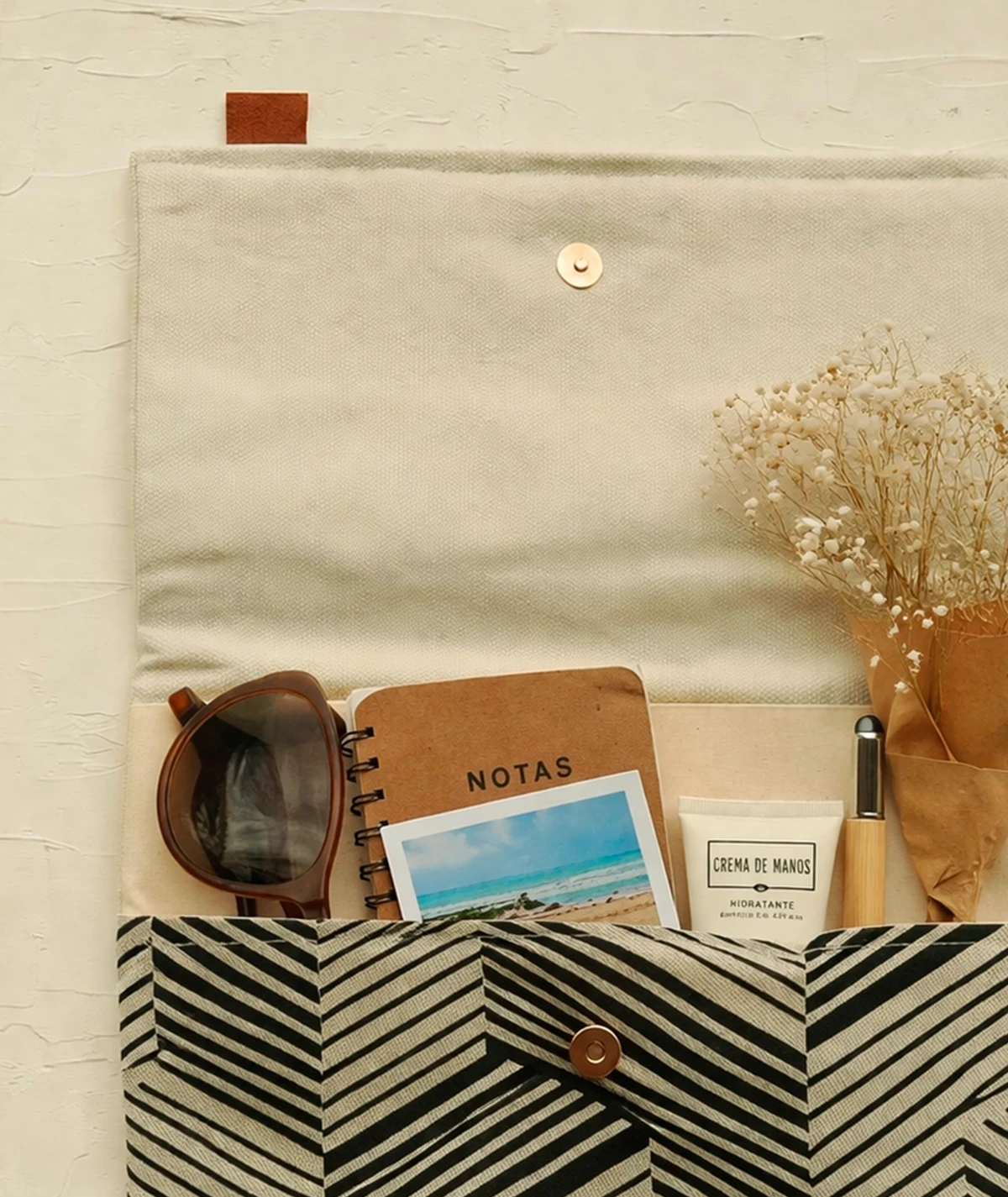 Bolso de tela para libros Arte Lineal de Particulart en uso versátil