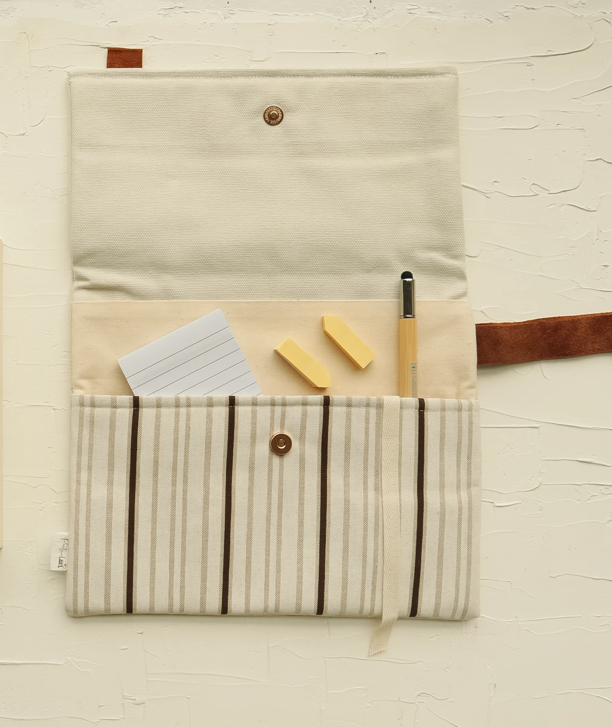 Bolso de tela para libros Ibiza de Particulart en uso versátil